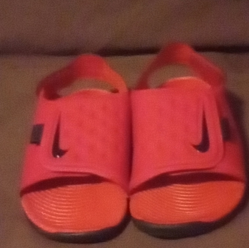 STUNNING RED AND BLACK NIKE SUNRAY SANDALS